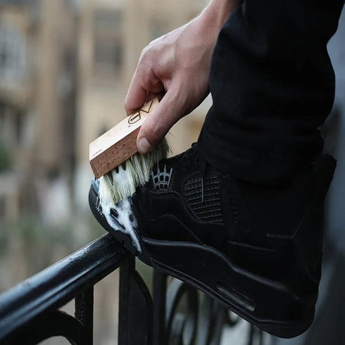 AD HARD BRISTLE BRUSH